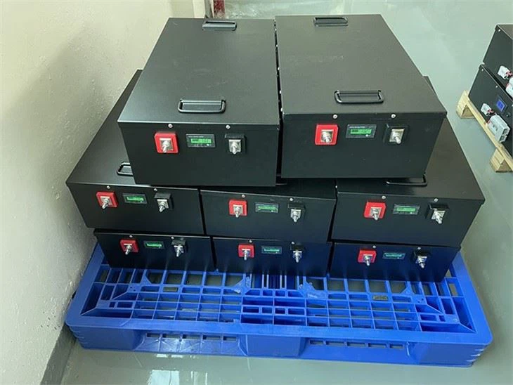 luminous solar battery