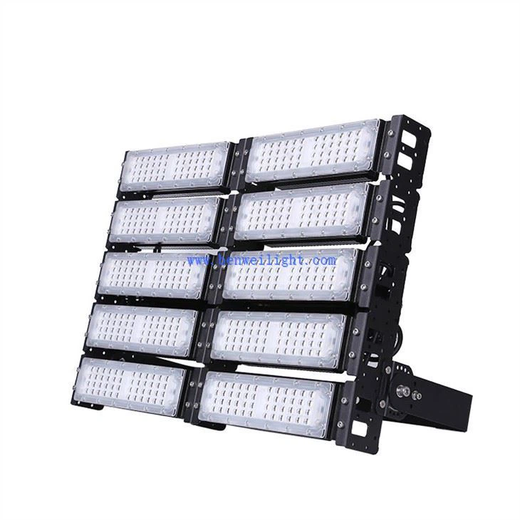 LED stadion yoritgichi bilan sport maydonini yoritib turing